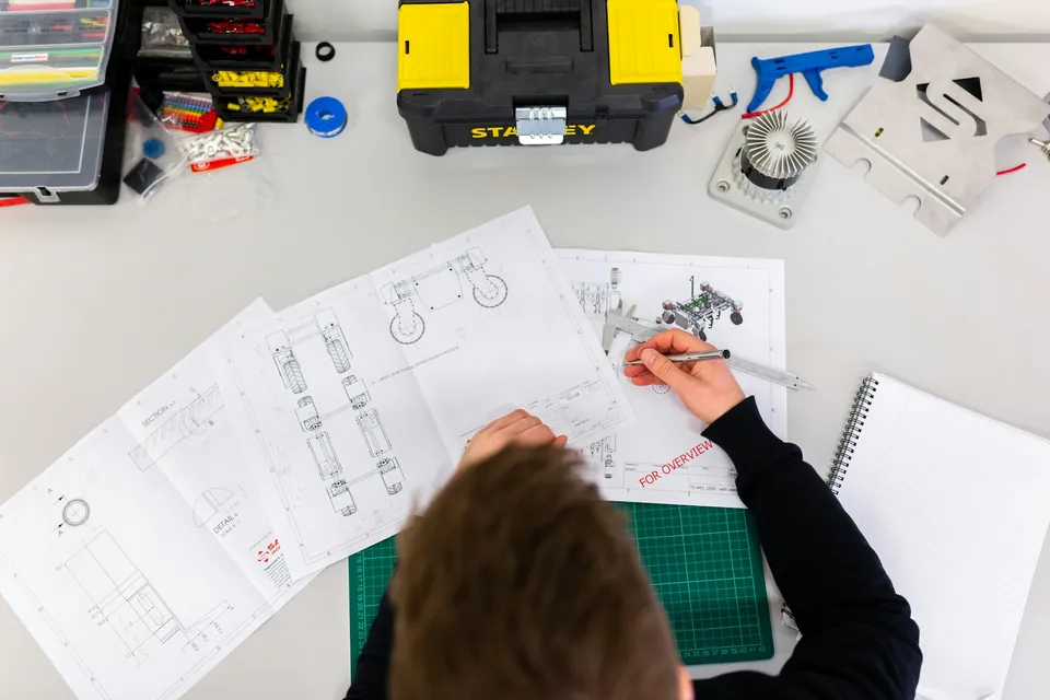 Desenhos técnicos com medidas e especificações sobre a mesa
